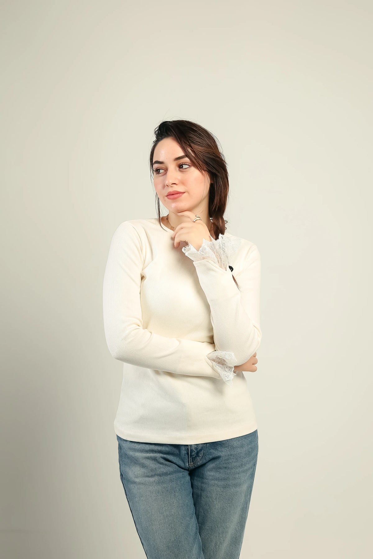 Gumus lace cuff ribbed top in offwhite — side view