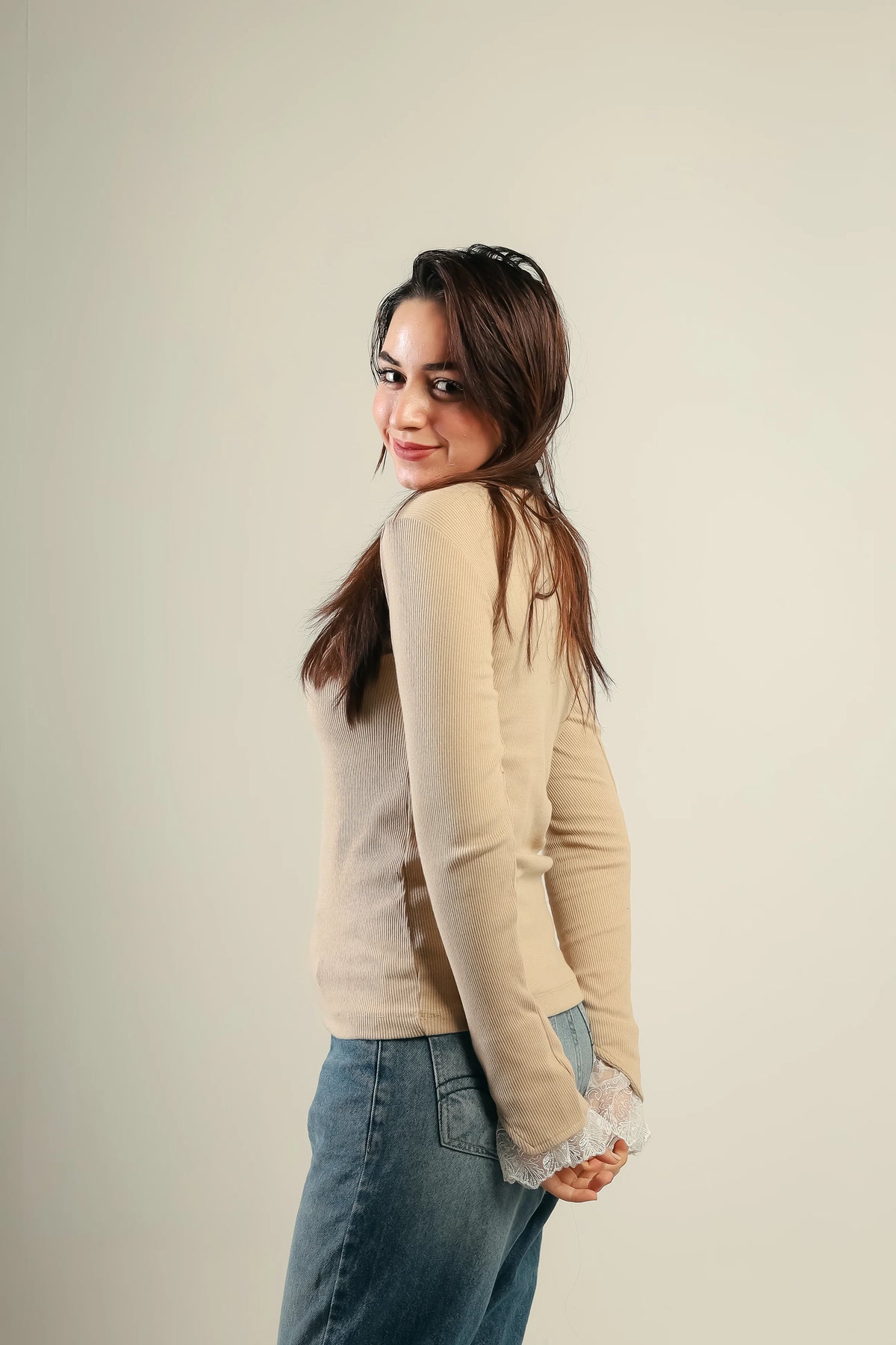 Beige Gumus lace cuff ribbed top — side view showing the sleeve length