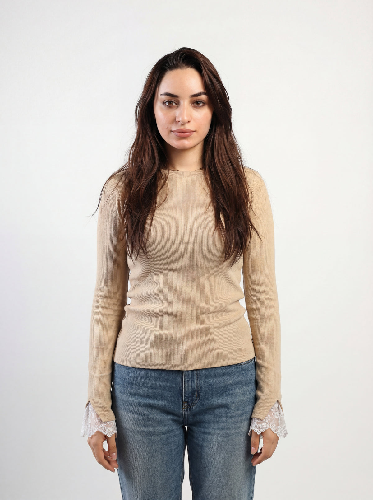 Beige Gumus lace cuff ribbed top — full front view with jeans